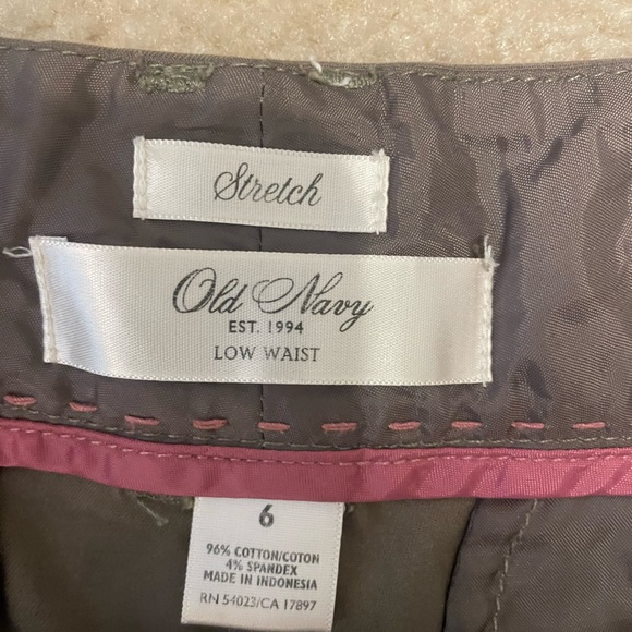 Old navy army green, chino shorts size 6, rolled hem - Picture 2 of 7